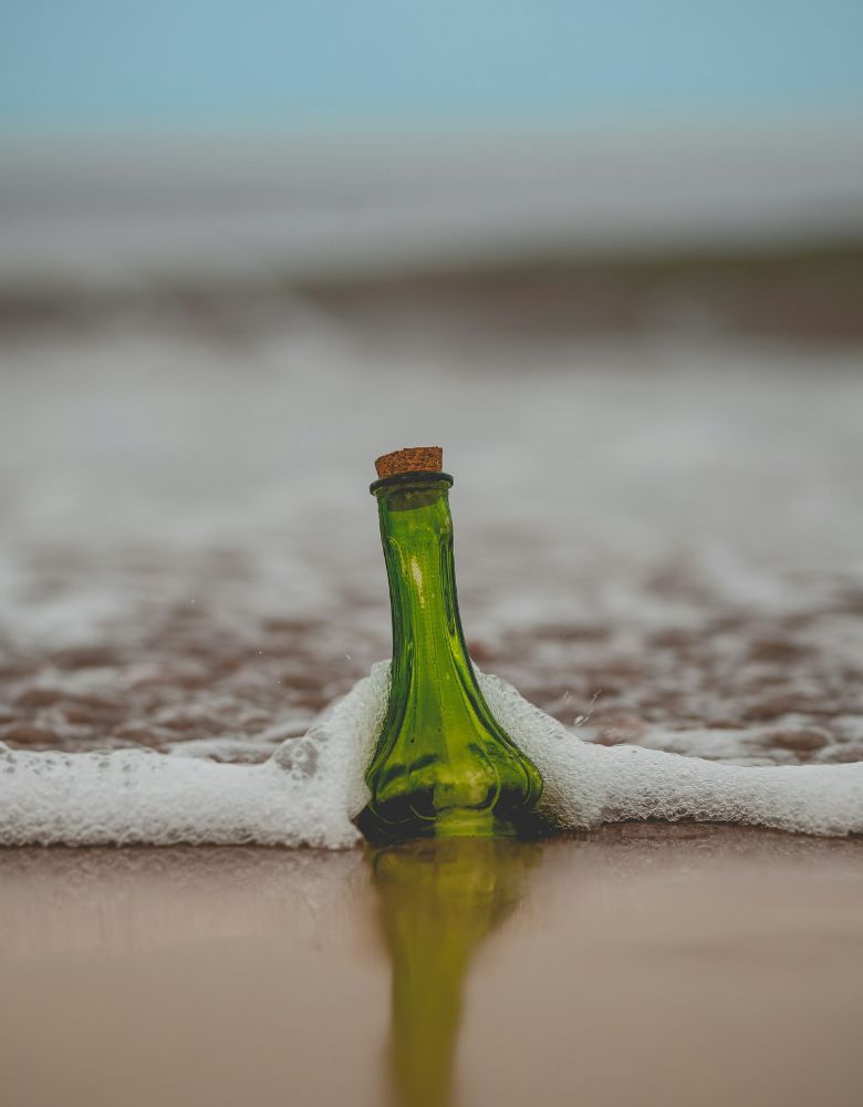 Flessenpost. Foto door Guilherme Stecanella. Gratis aangeboden door Unsplash.